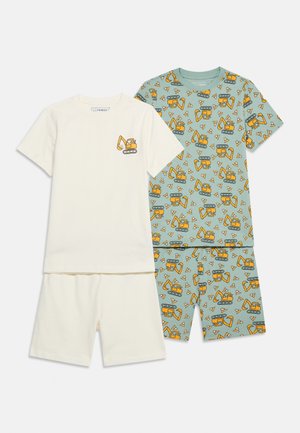 To børns pyjamasæt med korte ærmer og korte bukser: den ene cremefarvet med en lille gul gravemaskine, den anden grøn med mønster af gule gravemaskiner og byggekoner.