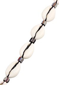 Des coques de coquillage blanches sont enfilées sur un cordon noir, entrecoupées de petites perles en métal présentant des motifs noirs et rayés.
