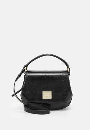 Sac à main noir à texture crocodile avec poignée courte, bandoulière ajustable et fermeture à boucle dorée sur le rabat avant.