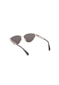 Sunglasses ve tvaru kočičích očí s tmavě šedými skly, tenkými kovovými obroučkami a černými plastovými konci ramen. Obsahují nastavitelné nosní podložky a mají elegantní design.