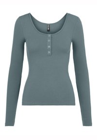 Långärmad figurnära ribbad trikåtop i dämpad blå färg med rundad halsringning och fyra små metallknappar på framsidan.