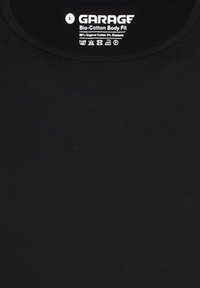 Zwart T-shirt met korte mouwen, gemaakt van een biologische katoenmix. Kenmerkt zich door een ronde hals, een gladde textuur en een label met verzorgingsinstructies.