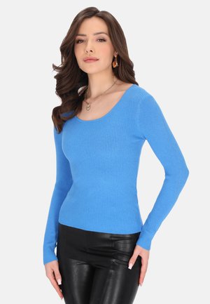 Top blu ribbed a manica lunga con scollo a barca, dalla forma aderente e texture morbida, abbinato a pantaloni in pelle nera.