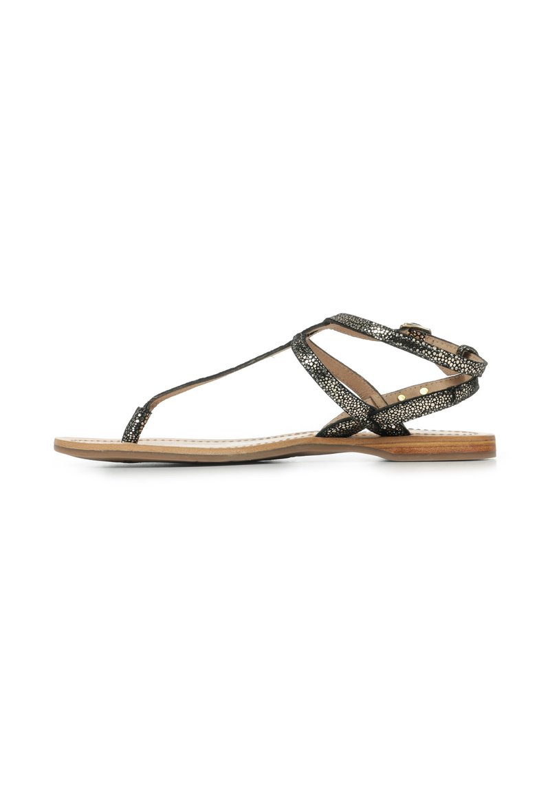 Sandali piatti con design a T, caratterizzati da cinturini testurizzati di colore nero metallico e suola marrone. Chiusura alla caviglia regolabile per una vestibilità sicura.