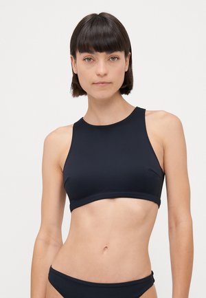 Schwarzer Sport-BH mit Hochnacken und Racerback-Design. Hergestellt aus glattem Stoff mit minimalen Nähten, der eine schlanke Silhouette bietet.