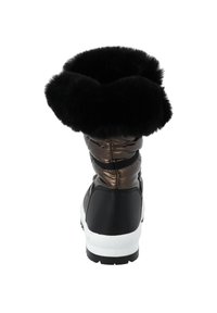 Botas de invierno negras y marrones con un suave cuello negro, parte superior acolchada, material sintético texturizado y suela de goma blanca.