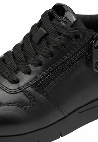 Sneaker in pelle nera con superficie testurizzata, lacci neri, cerniera laterale e suola in gomma. Presenta cuciture sottili e logo sul tallone.