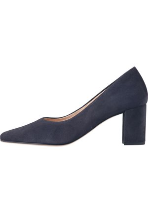 Marineblauwe suède pump met hoge hak, een spitse neus en een blokhak. Soepele textuur met een minimalistisch ontwerp. Geen zichtbare hardware of patronen.