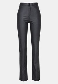 Pantalones de imitación cuero negros con un diseño ajustado, cintura alta, piernas rectas, detalles de costura en la parte frontal y cierre de botón en la parte superior.