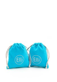 Dve turkizne platnene vrečke na črto s srebrnimi vrvicami in belim okroglim logojem, ki pravi "Elli by Julie & Grace." Tekstura površine, mehak material.