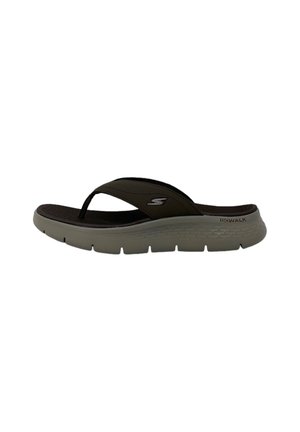 Tong sandal avec une bride marron foncé, semelle texturée et une semelle intérieure rembourrée gris clair. Présente le logo Skechers sur la bride.