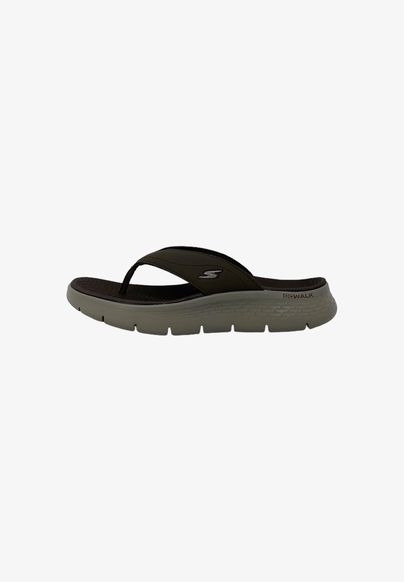 Flip-flop sandaal met een donkerbruine band, gestructureerde voetbed en een lichtgrijze gewatteerde zool. Voorzien van het Skechers-logo op de band.