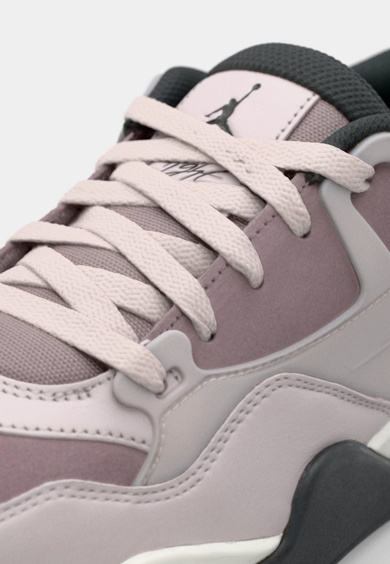 Jasnofioletowe sneakersy z teksturowanymi nakładkami, płaskimi sznurowadłami i czarną gumową podeszwą. Zawierają logo Jordana na wyściełanym języku.