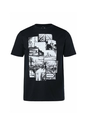 T-shirt noir avec un collage en noir et blanc des monuments de Barcelone, des palmiers et un panneau de rue indiquant "Barcelona" sur le devant.