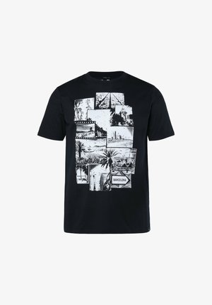 T-shirt noir avec un collage en noir et blanc des monuments de Barcelone, des palmiers et un panneau de rue indiquant "Barcelona" sur le devant.