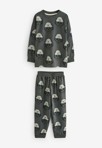 Conjunto de pijama gris que incluye una camiseta de manga larga y pantalones con cintura elástica, ambos decorados con patrones repetidos de calaveras y gorros. Tejido suave.