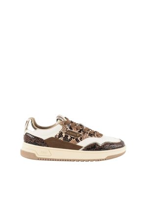 Niedriger Sneaker mit braunem und beigem Schlangenprint, weißen Akzenten und beiger Sohle, zeigt linkes Seitenprofil und Schnürverschluss.