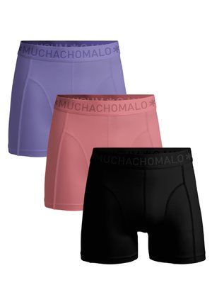 Drie herenboxershorts in paars, roze en zwart met merkbanden waarop "MUCHACHOMALO" staat, gestapeld op een witte achtergrond.