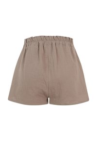 Shorts taille haute marron clair avec une ceinture élastique froncée et un tissu doux texturé.