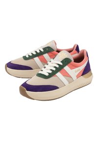 Multicolor sneakers met een bovenwerk van mesh in beige, roze en groen, geaccentueerd met paarse suede. Beschikt over witte strepen, ronde veters en een dikke zool.