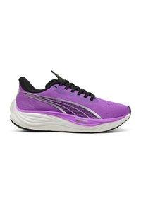 Paarse hardloopschoenen met een ademend mesh bovenwerk, zwarte accenten en een dikke witte tussenzool, met zilveren details en een gestructureerde buitenzool.