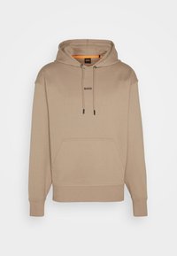 Sudadera con capucha de color beige, hecha de material suave, con un bolsillo tipo canguro, capucha ajustable con cordón y el logo negro "BOSS" en el pecho.