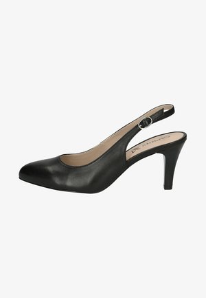 Zapato de salón negro de piel con talón alargado, punta afilada, tacón de aguja medio y hebilla de metal en la correa del tobillo. Textura suave y diseño sencillo.