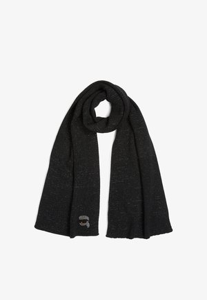 Écharpe noire avec un design en maille texturée, mettant en avant des fils métalliques subtils. Comprend un accent logo distinct dans un coin.