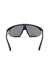 Gafas de sol negras con un diseño angular audaz, lentes oscuros, brazos delgados en negro y un marco de plástico que presenta una forma de puente distintiva.