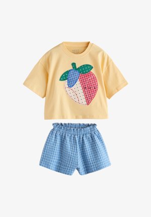 Gul kortærmet skjorte med farverig frugtpatch og blåternet elastisk talje shorts til børn.