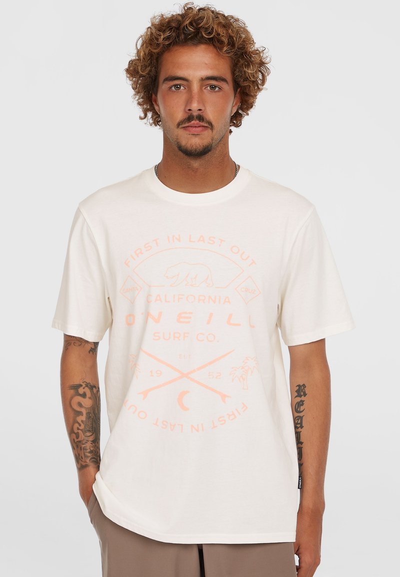 Helles Creme T-Shirt aus Baumwolle, mit einem korallfarbenen Grafikdesign, das "O'Neill Surf Co." und ein Bärenmotiv zeigt. Kurze Ärmel und lockere Passform.