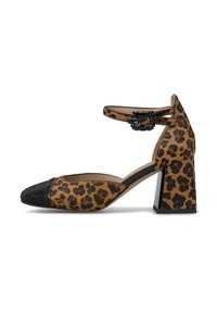 Zapato de tacón alto con estampado de leopardo, puntera negra texturizada, correa al tobillo con hebilla decorativa y tacón grueso.