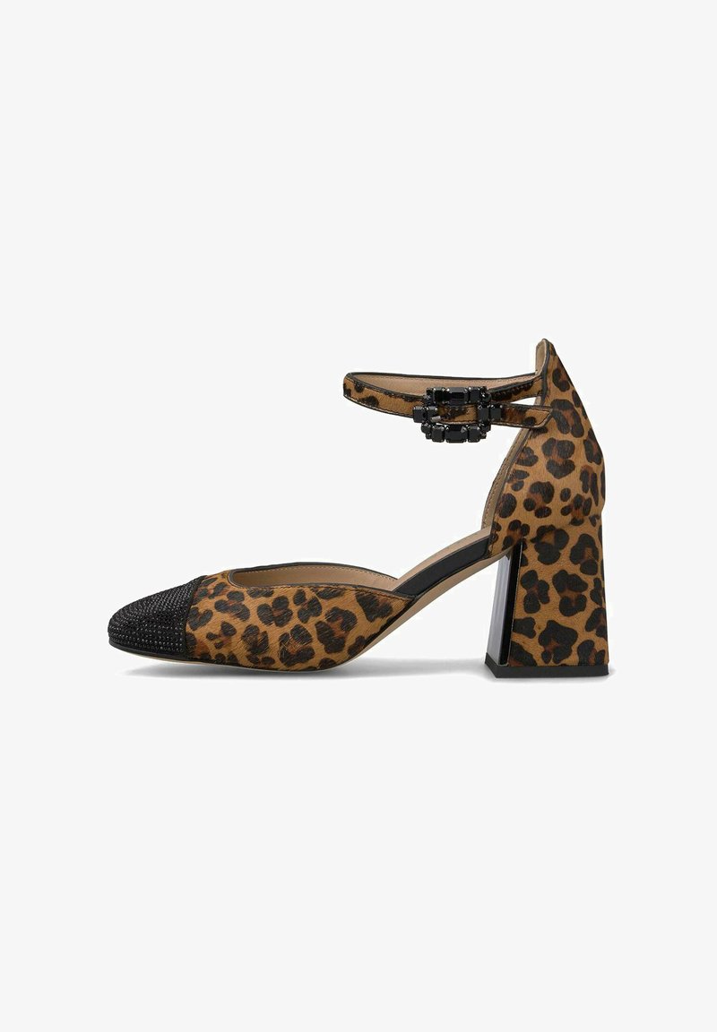 Zapato de tacón alto con estampado de leopardo, puntera negra texturizada, correa al tobillo con hebilla decorativa y tacón grueso.