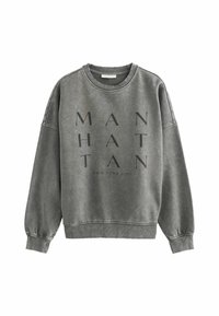 Grijze sweatshirt met een ronde halslijn, verlaagde schouders en geribbelde manchetten. Bevat zwarte tekst die "MANHATTAN NEW YORK CITY" over de voorkant spelt.