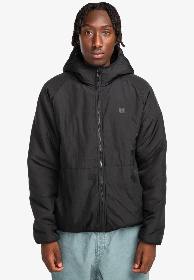 Giacca nera imbottita con cappuccio. Caratterizzata da una chiusura a zip completa, maniche raglan e un logo discreto sul petto. Tessuto liscio e design leggero.