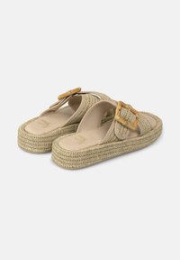 Sandali con zeppa beige dal tessuto intrecciato e una fibbia marrone. Design open-toe con una morbida soletta e bordi rialzati per il supporto.