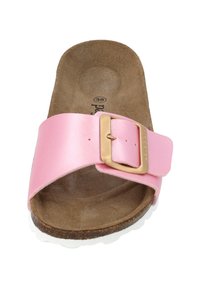 Sandalo scivolato in pelle rosa con fibbia dorata, plantare sagomato marrone e suola bianca. Presenta una fascia liscia e una soletta testurizzata.