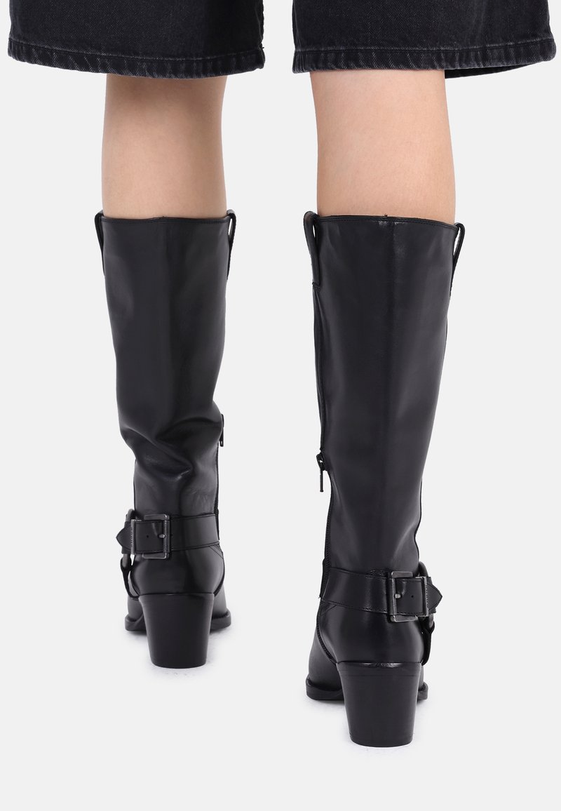 Czarne, skórzane kozaki do kolan o gładkiej fakturze, na blokowym obcasie, z bocznymi zamkami błyskawicznymi i regulowanymi klamrami po zewnętrznych stronach.