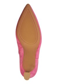 Zapato de tacón alto de ante rosa con punta afilada y suela de goma texturizada marrón. El tacón tiene un acabado mate y presenta un acento suave.