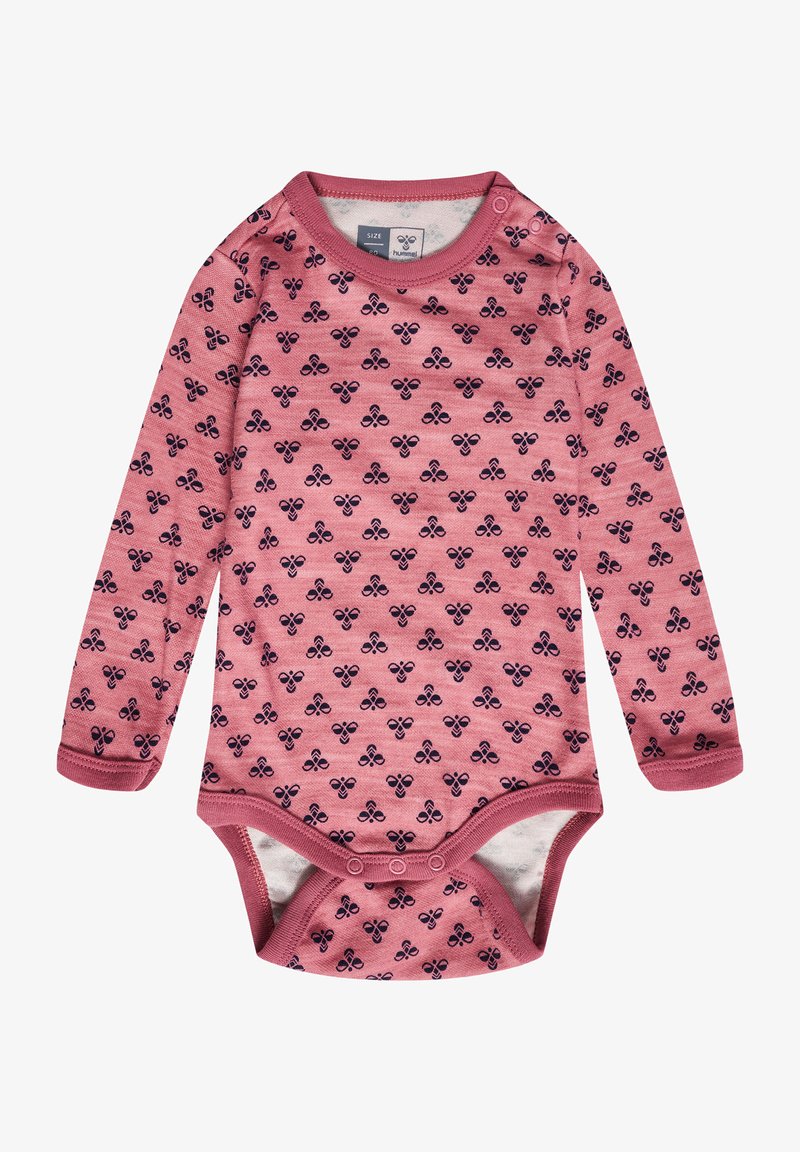 Långärmad baby bodysuit i rosa tyg med mörkblå blommönster, med rund hals och tryckknappar i botten.