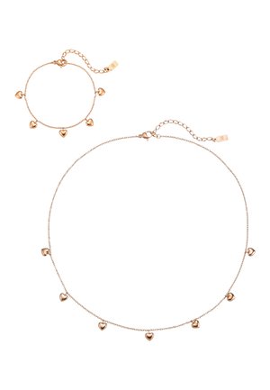 Zarte Halskette und Armband aus Roségold, jeweils mit kleinen, herzförmigen Anhängern, die gleichmäßig entlang dünner Ketten verteilt sind, und mit Karabinerverschlüssen.