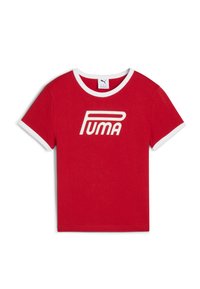 Röd bomullströja med vit ribbad krage och ärmslut, med en framträdande vit "PUMA"-logotyp över framsidan.