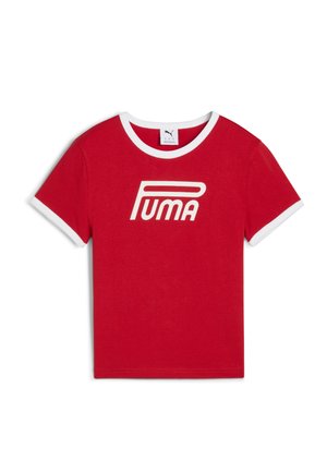T-shirt en coton rouge avec un col et des bords de manches en côtes blanches, arborant un grand logo blanc "PUMA" sur le devant.
