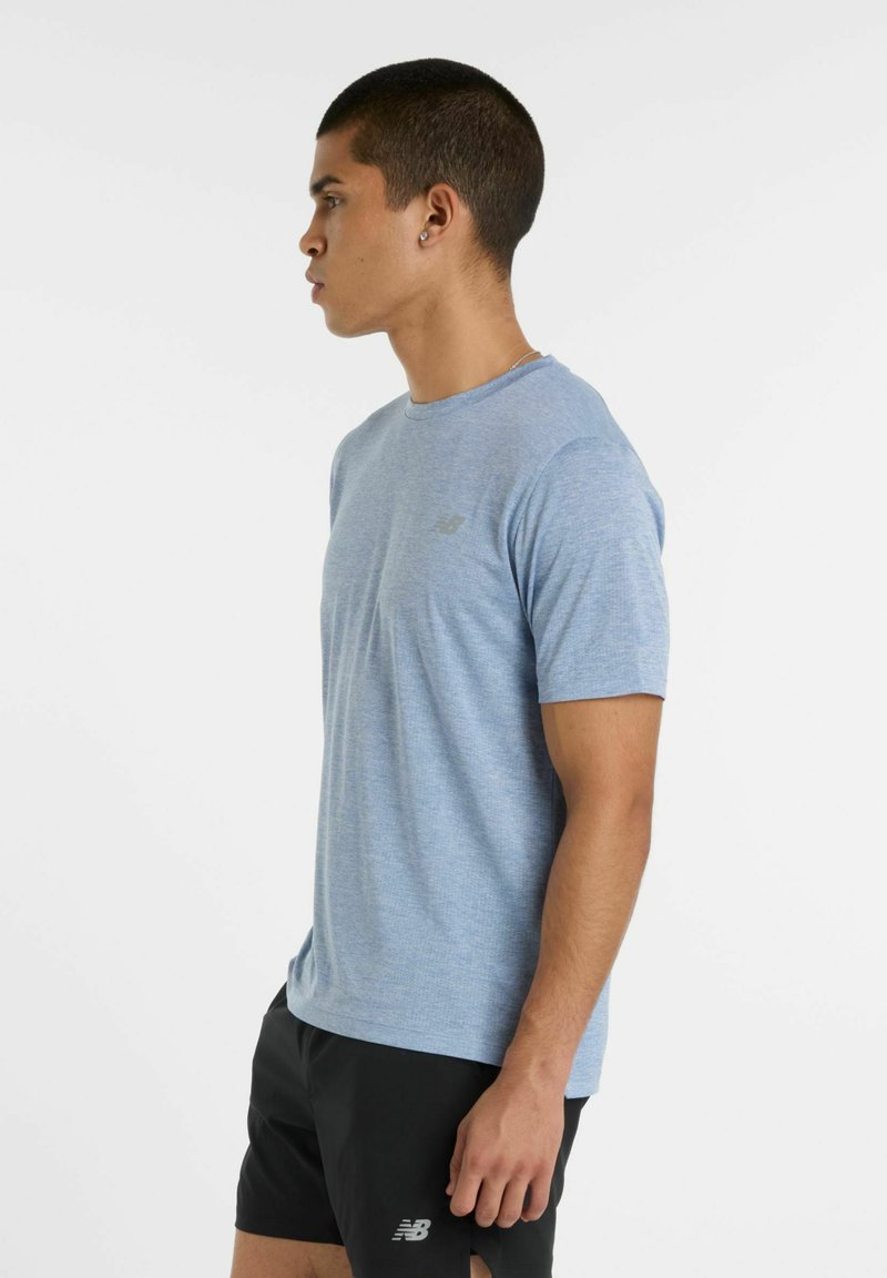 New Balance T-shirt basic lichtblauw