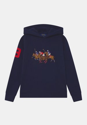 Marineblauer Kapuzenpullover mit Kapuze, roter Nummer 3 am rechten Ärmel und gestickten Polo-Spielern auf Pferden in Aktion auf der Vorderseite.