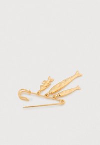 Καρφίτσα ασφαλείας σε χρυσό τόνο με τρία ψάρια και σχέδιο σκελετού, με μικρές διαυγείς πέτρες στα ψάρια. Λείο υφή, καμπυλωμένα σχήματα.