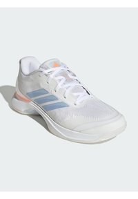 Λευκό αθλητικό παπούτσι με διάτρητο και συνθετικό άνω μέρος, ανοιχτό μπλε λεπτομέρειες, επίπεδα κορδόνια και υφασμένο πέλμα. Διαθέτει ενδιάμεσο πάτο με αντικραδασμική επένδυση.