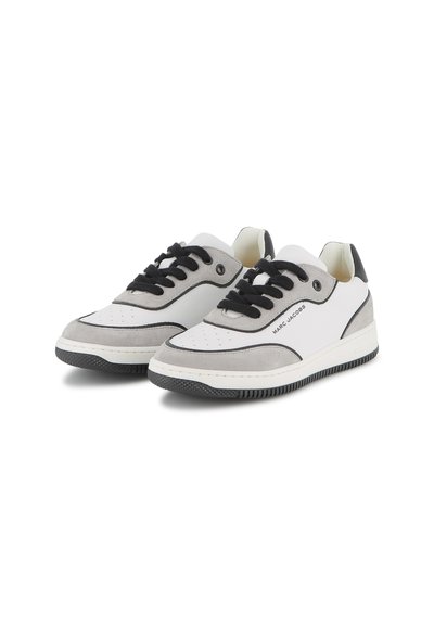 Sneaker bianche in pelle con accenti in suede grigio, lacci neri, punta perforata e suola in gomma testurizzata. Marchio sul lato.