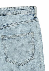 Vaqueros de mezclilla azul claro con un solo bolsillo trasero con contorno cosido y un patrón texturizado de pequeños puntos.