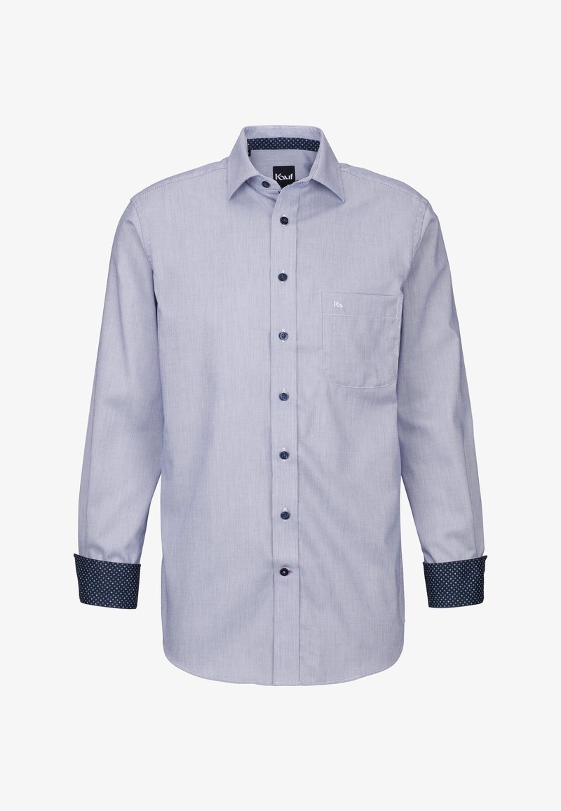 Camicia blu chiaro con bottoni, a righe verticali, maniche lunghe e taschino sul petto. I polsini presentano un motivo a pois di colore blu scuro.